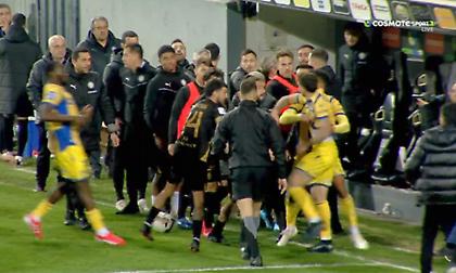 Χαμός στο φινάλε του ΟΦΗ-Asteras AKTOR: Γενικευμένη σύρραξη μεταξύ παικτών και πάγκων!