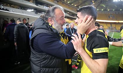 Κατέβηκε και αγκάλιασε Αλμέιδα και παίκτες ο Ηλιόπουλος μετά τη νίκη με Ατρόμητο