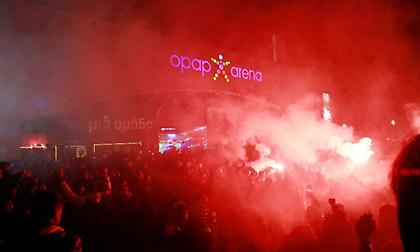 Πανζουρλισμός και δεκάδες καπνογόνα έξω από την OPAP Arena στο 2-1 του Μάνταλου!