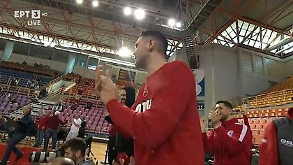 Η ομάδα ανδρών του Ολυμπιακού πανηγυρίζει για την πρόκριση των γυναικών