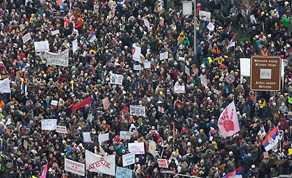 Νέες μεγάλες διαδηλώσεις στη Σερβία - Συμβολικός αποκλεισμός πόλης για 15 ώρες