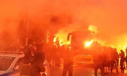 Πασίγιο με καπνογόνα έκαναν οι φίλοι της ΑΕΚ στην αποστολή της ομάδας