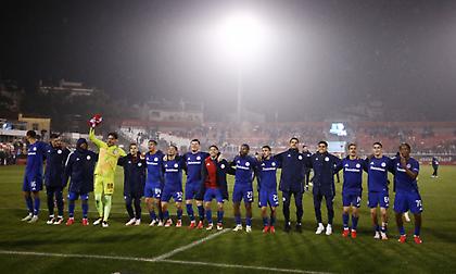 Χόρεψαν στη βροχή παίκτες και φίλαθλοι του Ολυμπιακού μετά το διπλό στις Σέρρες!