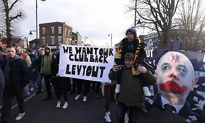 Μαζική διαμαρτυρία κατά της διοίκησης Λέβι από τους φίλους της Τότεναμ πριν το ματς με τη Μάντσεστερ Γιουνάιτεντ