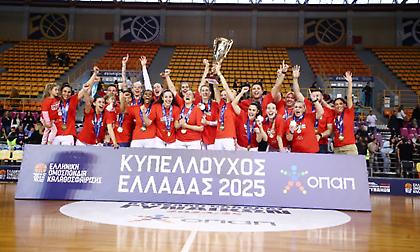 H απονομή του Κυπέλλου στον Ολυμπιακό