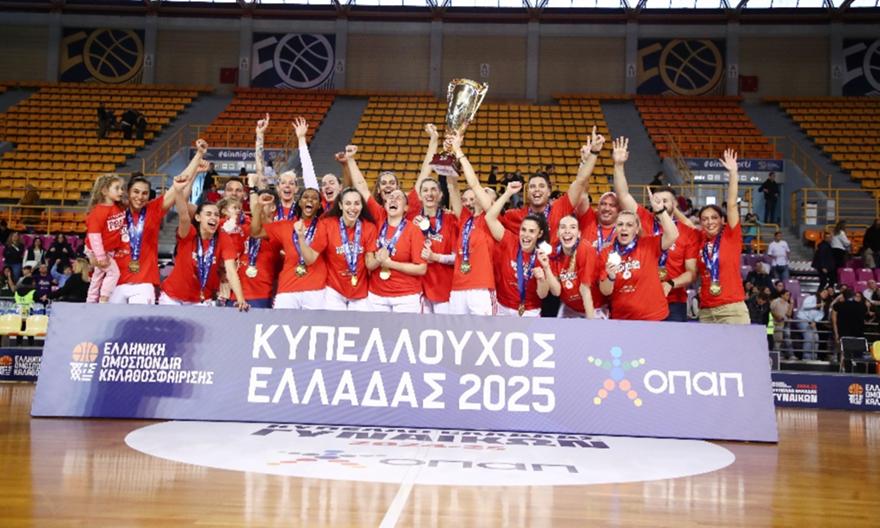 H απονομή του Κυπέλλου στον Ολυμπιακό