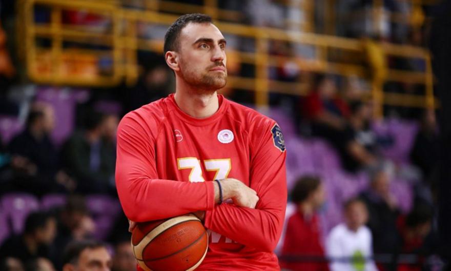 Ολυμπιακός: Ταλαιπωρείται από ενοχλήσεις στο γόνατο ο Μιλουτίνοφ