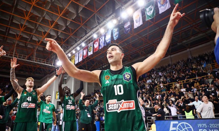 Αποθέωση από οπαδούς του Παναθηναϊκού στο ξενοδοχείο!