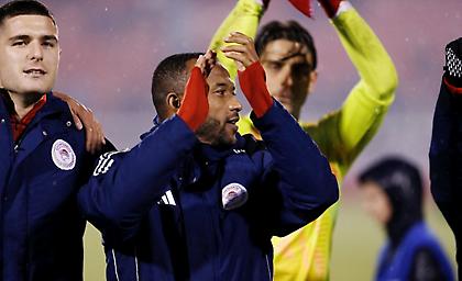 Οι κατακόκκινες Σέρρες και ο… χορός στη βροχή: H παρακάμερα του Ολυμπιακού