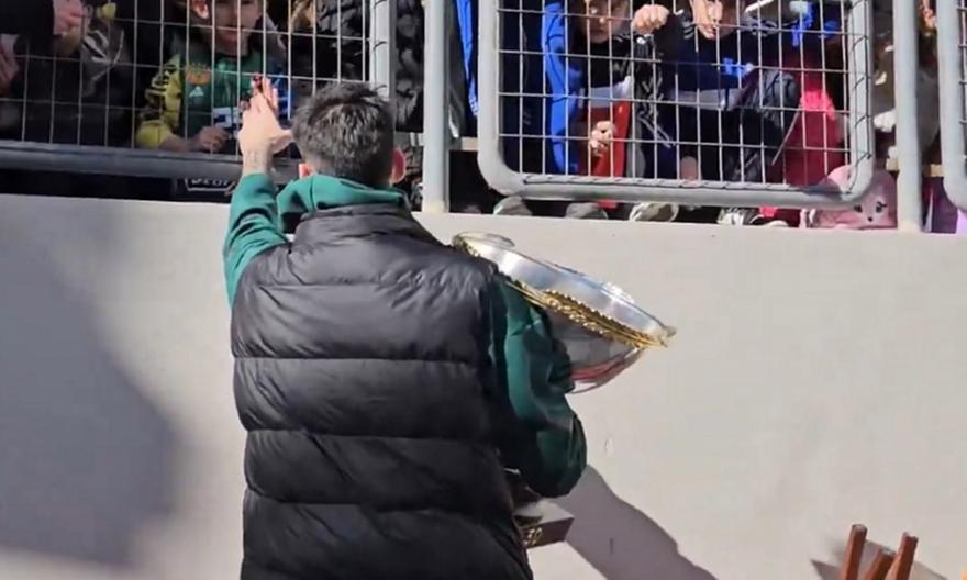 Ο Καλαϊτζάκης πήγε στο δημοτικό του με το Κύπελλο που κατέκτησε ο Παναθηναϊκός