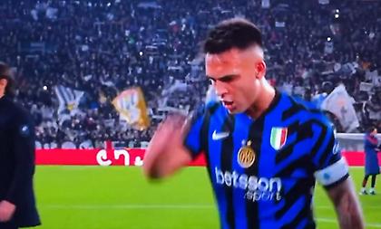 Έξαλλος στο φινάλε του derby d'Italia για τη χαμένη ευκαιρία επιστροφής στην κορυφή ο Λαουτάρο