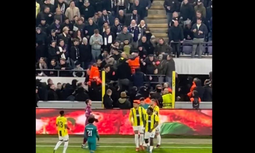 Άγρια επεισόδια στην εξέδρα μεταξύ οπαδών στο Άντερλεχτ-Φενέρμπαχτσε – Διακόπηκε το ματς Άγρια επεισόδια στην εξέδρα μεταξύ οπαδών στο Άντερλεχτ-Φενέρμπαχτσε – Διακόπηκε το ματς