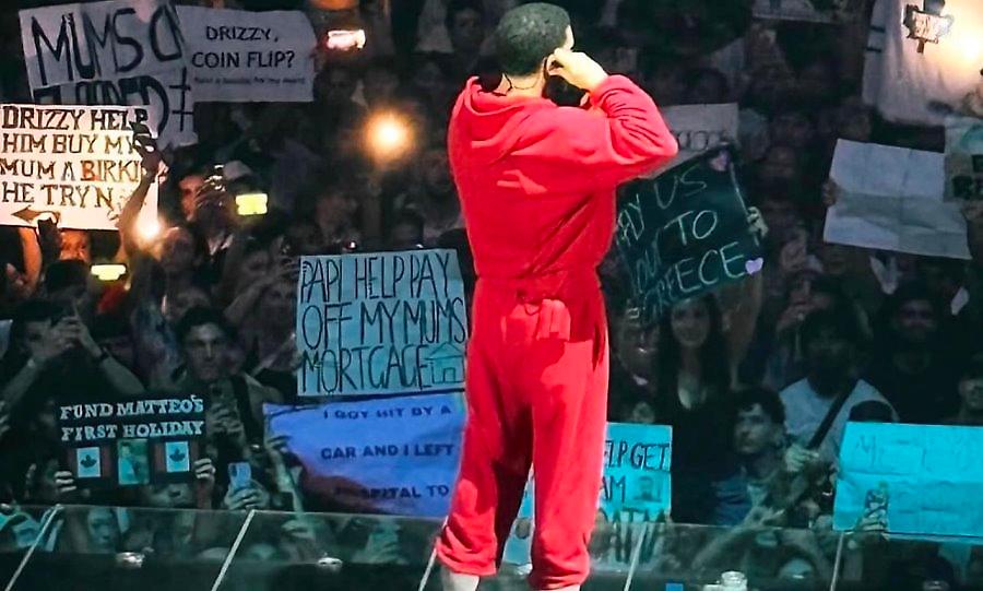 «Πήγαινέ μας στην Ελλάδα»: Η… δυστοπική φωτογραφία από συναυλία του Drake που προκάλεσε ερωτηματικά!