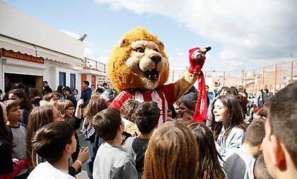 Η όμορφη κίνηση του Ολυμπιακού με την επίσκεψη στα εκπαιδευτήρια της Μητρόπολης Πειραιά