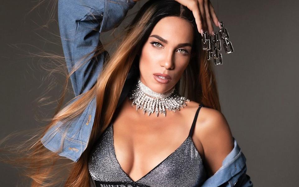 Κατερίνα Στικούδη: Χορεύει Τα Καγκέλια ντυμένη παπαγάλος!