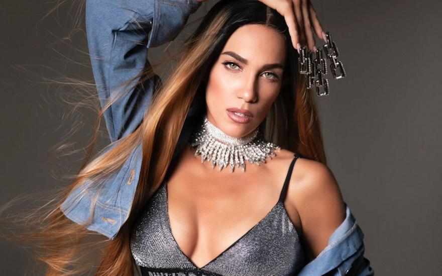 Κατερίνα Στικούδη: Χορεύει Τα Καγκέλια ντυμένη παπαγάλος!