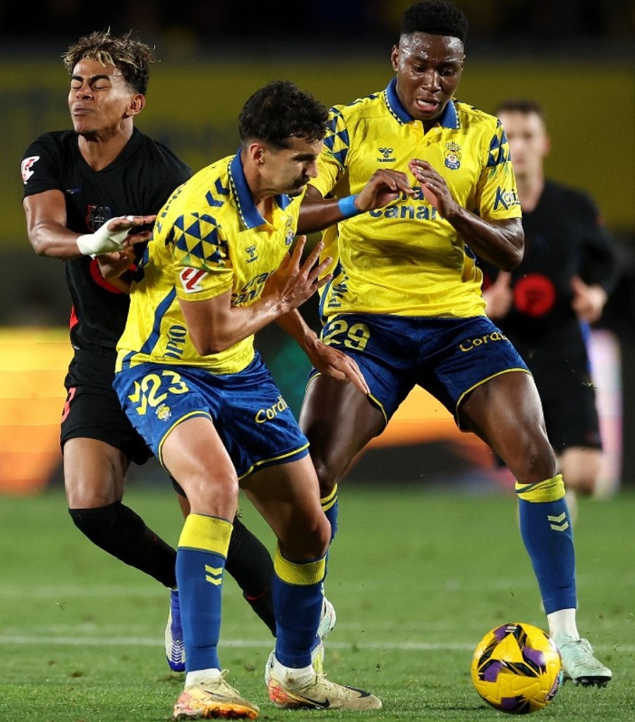 «Κανένα φάουλ»: Ο Γιαμάλ ειρωνεύεται τον διαιτητή δείχνοντας το ματωμένο πόδι του