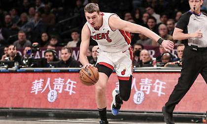 Πλήγμα στους Χιτ με Γιόβιτς: Έσπασε το χέρι του, εκτός για μεγάλο χρονικό διάστημα