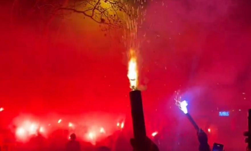 Υποδοχή με δεκάδες καπνογόνα από τους οπαδούς της Μπαρτσελόνα πριν από το ματς με Ατλέτικο