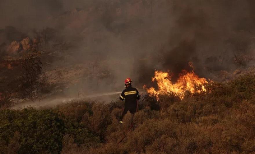 Φωτιά στον Βαρνάβα - Μεγάλη κινητοποίηση της Πυροσβεστικής