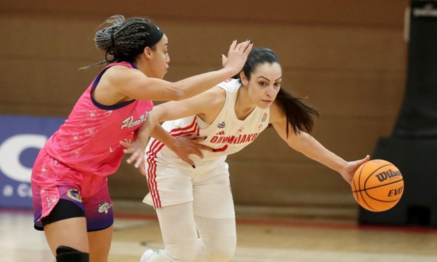 Ξέσπασε στον Παναθλητικό ο Ολυμπιακός με τρομερές Χριστινάκη και Χέμπε