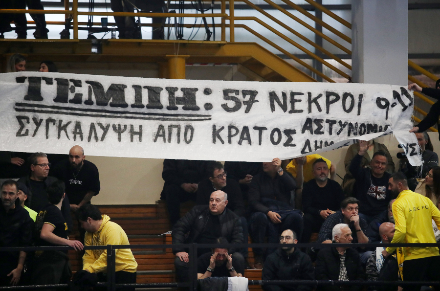 ΑΕΚ-Ολυμπιακός: Πανό για την τραγωδία των Τεμπών από τους φίλους της Ένωσης