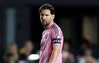 Πρόστιμο στον Μέσι γιατί έπιασε έναν βοηθό από τον λαιμό