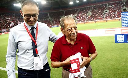 Έφυγε ο Νίκος Χάσικος: Ο μεγαλύτερος σε ηλικία κάτοχος διαρκείας του Ολυμπιακού