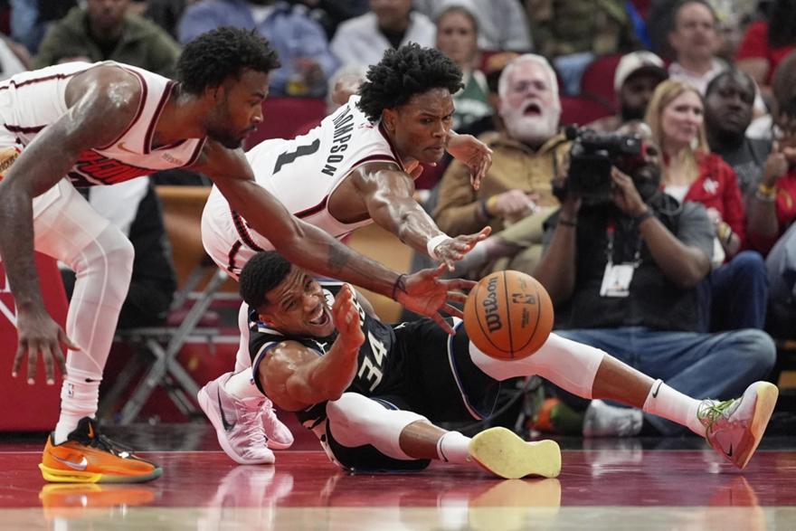 Ρόκετς-Μπακς: Ο Τόμπσον τράβηξε από το πρόσωπο τον Αντετοκούνμπο και αποβλήθηκε