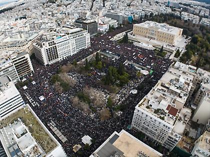 Οι πολίτες γιουχάρουν τις δυνάμεις των ΜΑΤ στη Βουλή