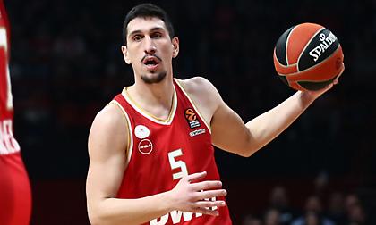 Ολυμπιακός: Τραυματίστηκε στη μύτη και έφυγε για τα αποδυτήρια ο Λαρεντζάκης