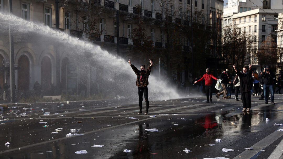 Τέμπη: Στο Σύνταγμα η «Αύρα» απωθεί με νερό τους διαδηλωτές