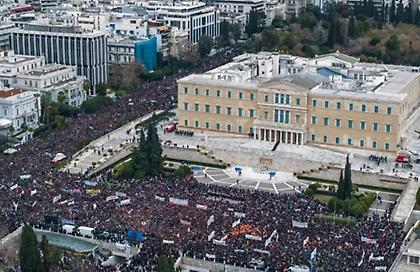 Πανοραμικές φωτογραφίες από τη μεγαλειώδη συγκέντρωση στο Σύνταγμα - Εκατοντάδες χιλιάδες στους δρόμους για τα Τέμπη