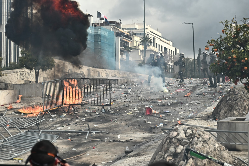 Τέμπη: Επεισόδια στη διαδήλωση σε Βουλή και Σύνταγμα