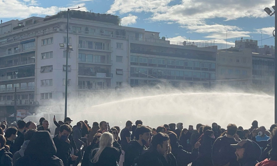 Τέμπη: Στο Σύνταγμα η «Αύρα» απωθεί με νερό τους διαδηλωτές