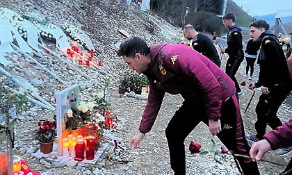 Η αποστολή του Άρη σταμάτησε στα Τέμπη και άφησε 57 τριαντάφυλλα στην μνήμη των θυμάτων