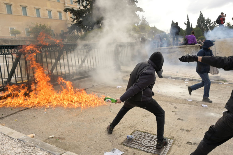 Τέμπη: Επεισόδια στη διαδήλωση σε Βουλή και Σύνταγμα