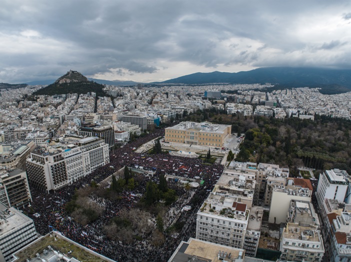 Τέμπη: Πανοραμικές φωτογραφίες από τη μεγαλειώδη συγκέντρωση στο Σύνταγμα