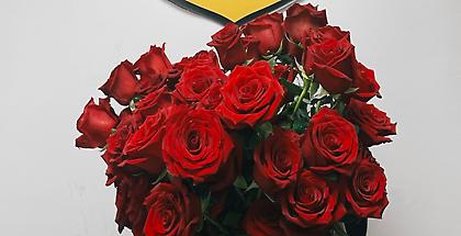 57 τριαντάφυλλα από τον Άρη για τα θύματα των Τεμπών