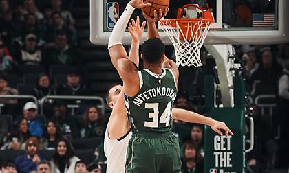 «Καθάρισαν» τους Νάγκετς του Γιόκιτς με φοβερό Αντετοκούνμπο οι Μπακς