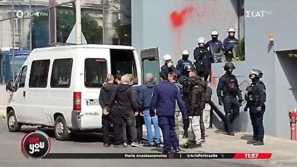 Προσαγωγές μελών του Ρουβίκωνα που ανέβηκαν στην ταράτσα της Hellenic Train