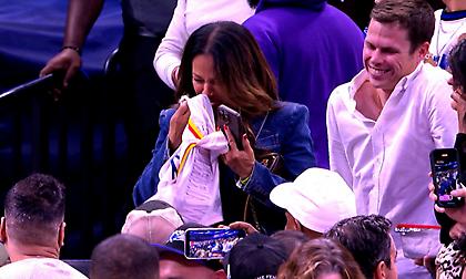 Στεφ Κάρι: Χάρισε στη μητέρα του τη φανέλα του μετά τους 56π. και τη συγκίνησε