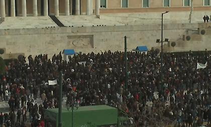 Επέστρεψε ο κόσμος στο Σύνταγμα παρά τα σοβαρά επεισόδια