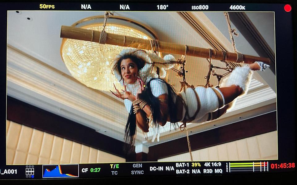 Η Μαρίνα Σάττι έδωσε όλο το backstage από τα γυρίσματα του κλιπ «Επάνω στο τραπέζι»