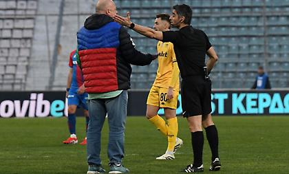 Σκόραρε ο Φετφατζίδης, ακυρώθηκε μέσω VAR το γκολ - Μπήκε στο γήπεδο και αποβλήθηκε ο Μπέος!