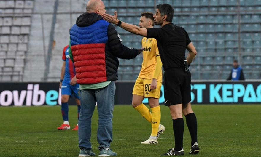 Σκόραρε ο Φετφατζίδης, ακυρώθηκε μέσω VAR το γκολ - Μπήκε στο γήπεδο και αποβλήθηκε ο Μπέος!