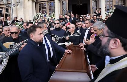 Πλήθος κόσμου αποχαιρέτησε τον Μανώλη Λιδάκη - Τον συνόδευσαν με το «Άστρα μην με μαλώνετε»