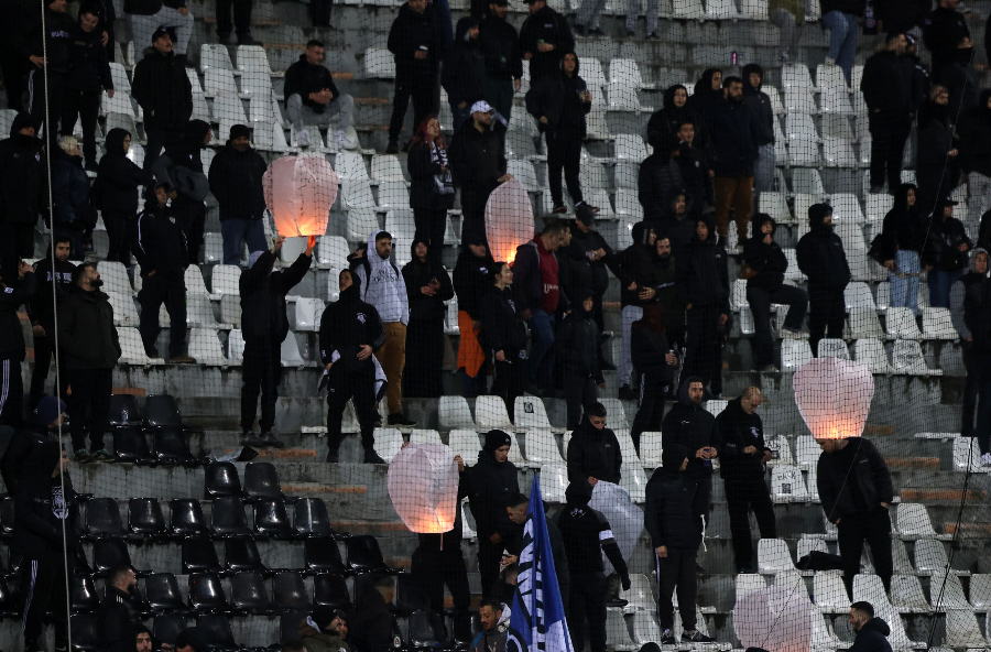 ΠΑΟΚ: Οι φίλαθλοι άναψαν 57 φαναράκια στην Τούμπα στην μνήμη των θυμάτων των Τεμπών