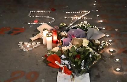 Τέμπη: Καθιστική διαμαρτυρία με κεριά στο Σύνταγμα για τα 57 θύματα - Δείτε βίντεο