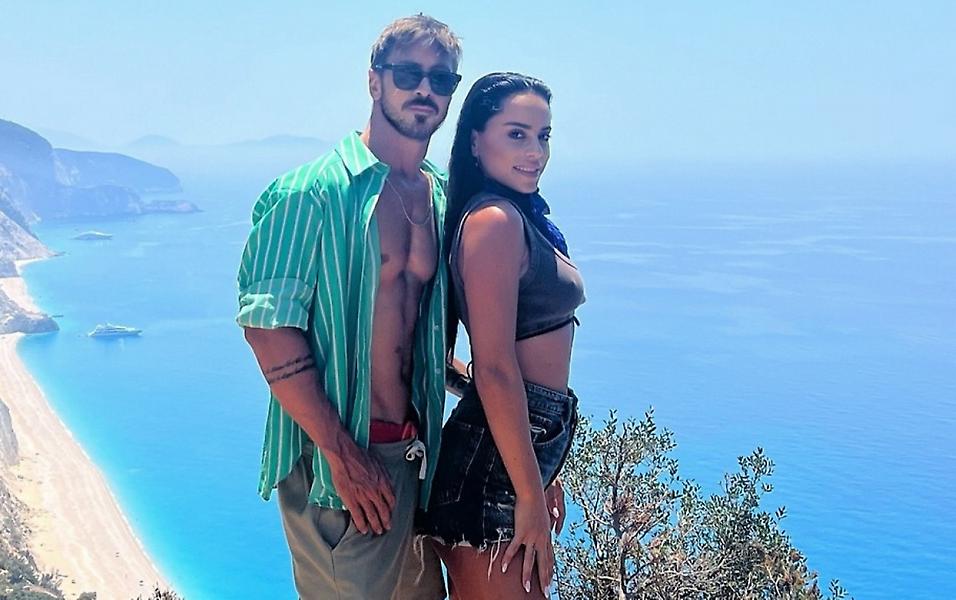 Μαρία Αντωνά-Νίκος Γκάνος: Στον δρόμο για τα Χανιά τρολάρουν τα... πεσιματικά του αεροδρομίου